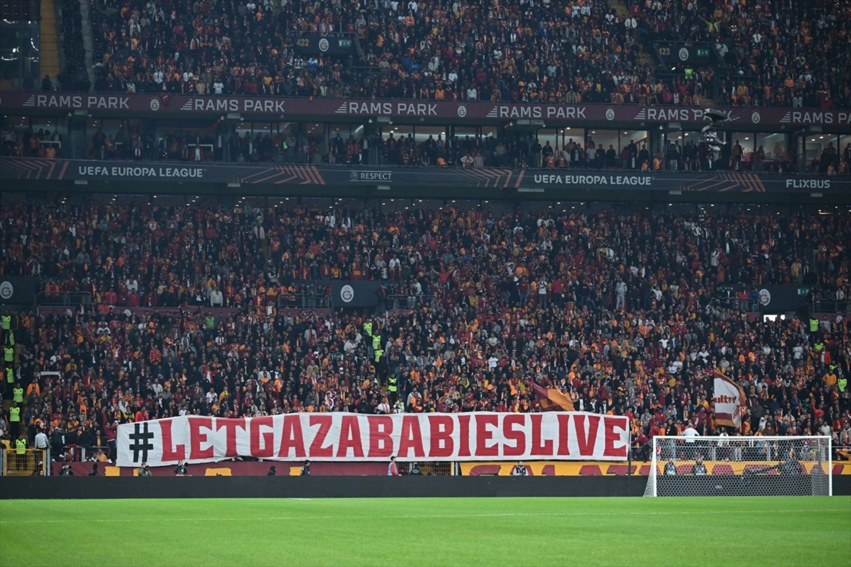 Spor yazarları Galatasaray'ın görkemli zaferini değerlendirdi: Tottenham'a futbol eziyeti