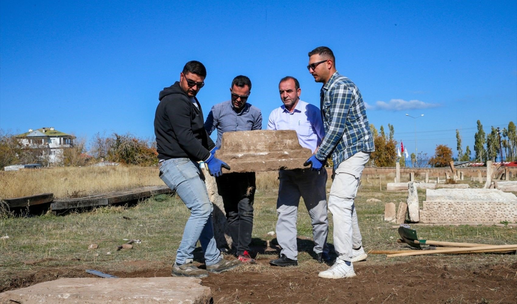 Van'da Türk tarihinin izleri ortaya çıkıyor! 45 yeni mezar daha bulundu