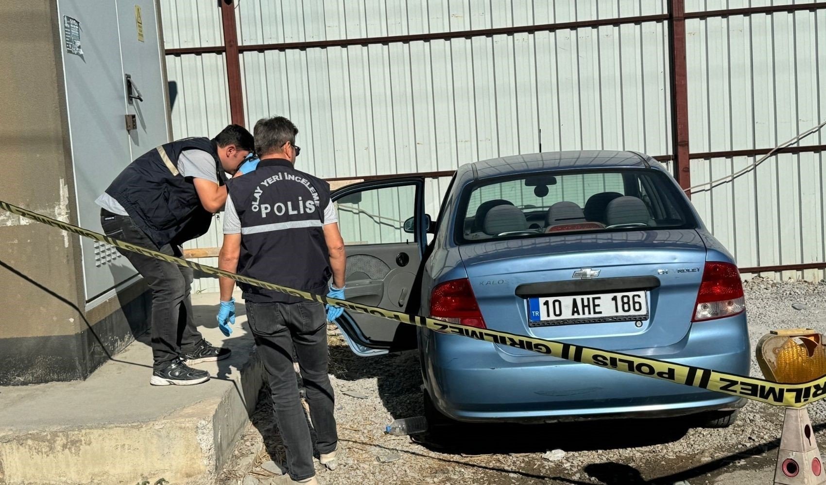 Otomobilinde yarı çıplak halde ölü bulundu!