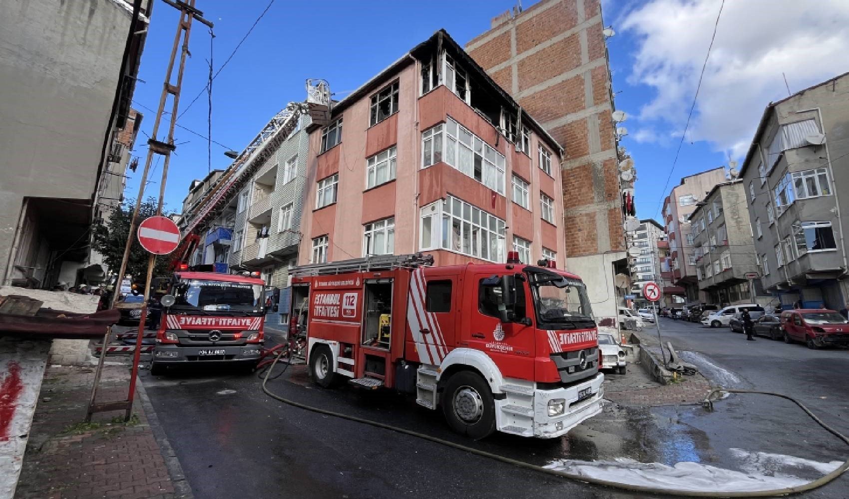 Esenler'de 4 katlı binada korkutan yangın