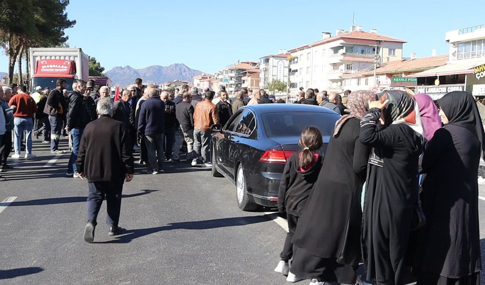 Eylem yapan mahalle sakinleri uluslararası karayolunu trafiğe kapattı