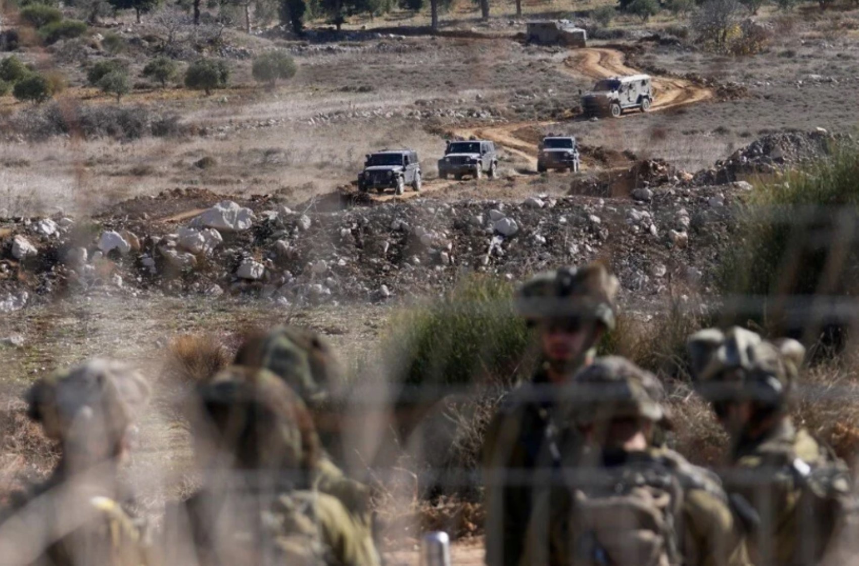 İsrail Suriye'de ilerlemeye devam ediyor: Şam'a 25 kilometre...