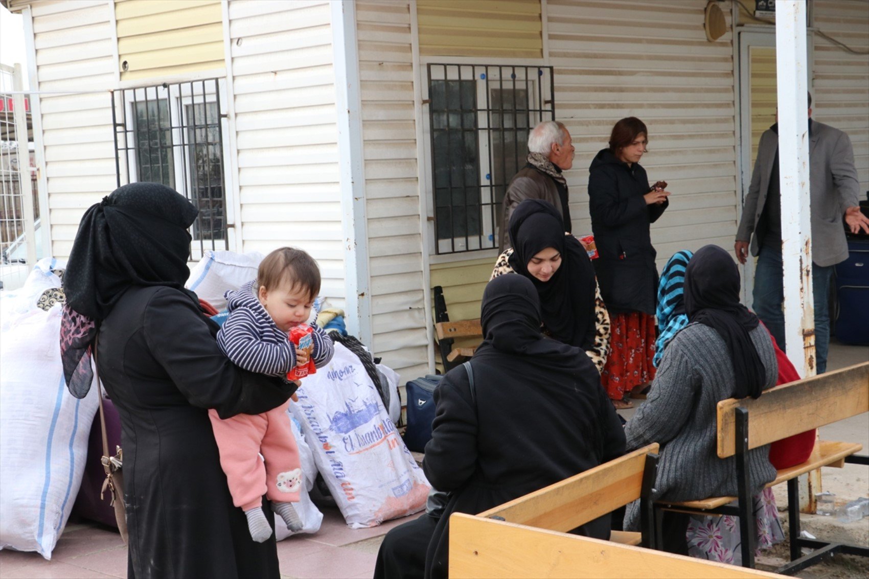 Suriyelilerin ülkelerine geri dönüşü sürüyor