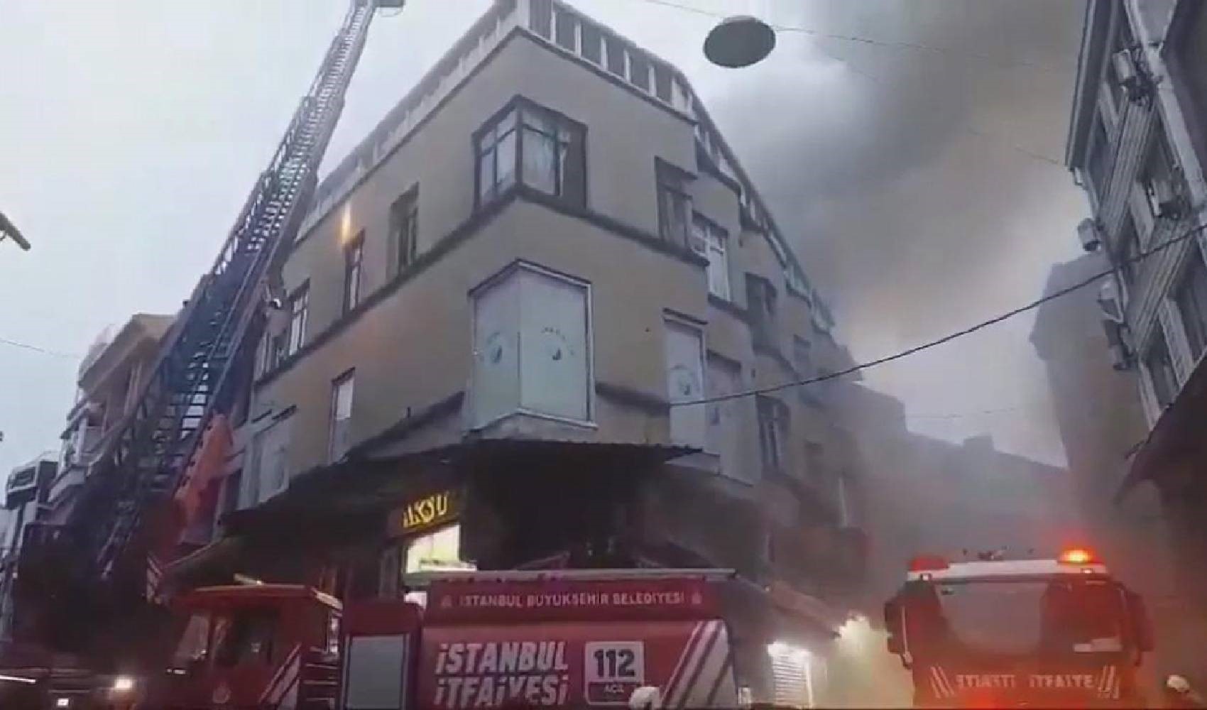 Incendio in un'attività commerciale a Fatih