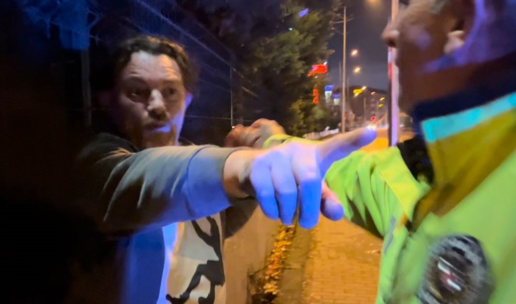 A Bursa, un uomo ubriaco minaccia la polizia dicendo: 'Sceglietevi un posto sulla mappa!' e 'Conosco un procuratore'