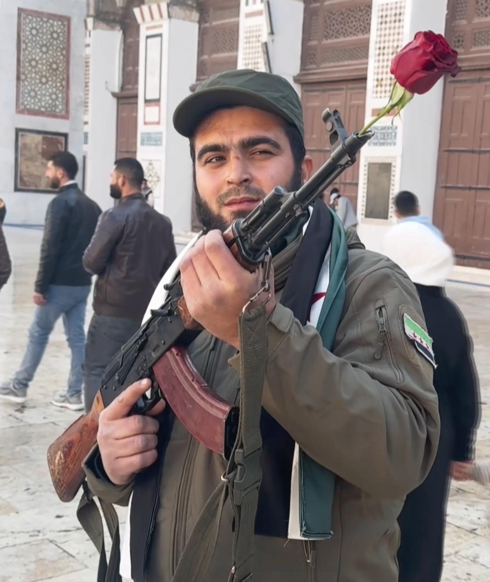 Suriyeliler Emevi Camii'ne akın ettiler: Şam’da Esad’sız ilk Cuma namazı