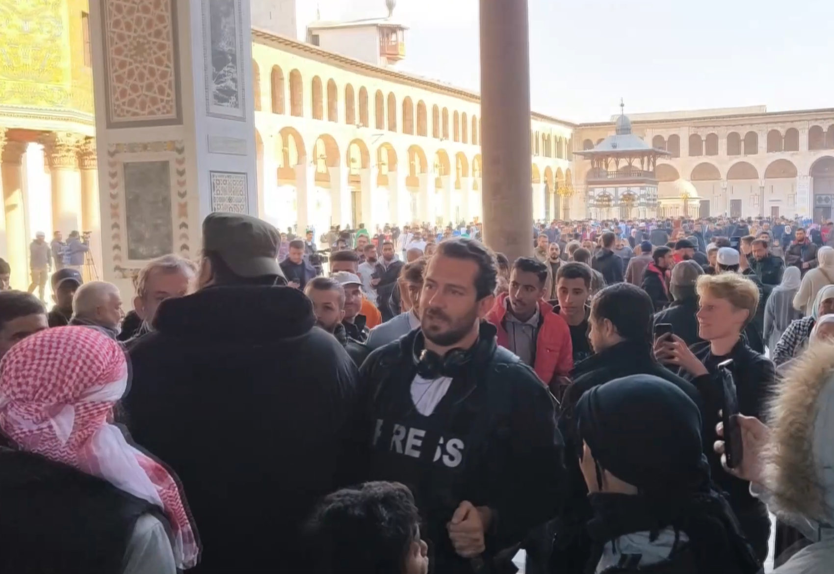 Suriyeliler Emevi Camii'ne akın ettiler: Şam’da Esad’sız ilk Cuma namazı