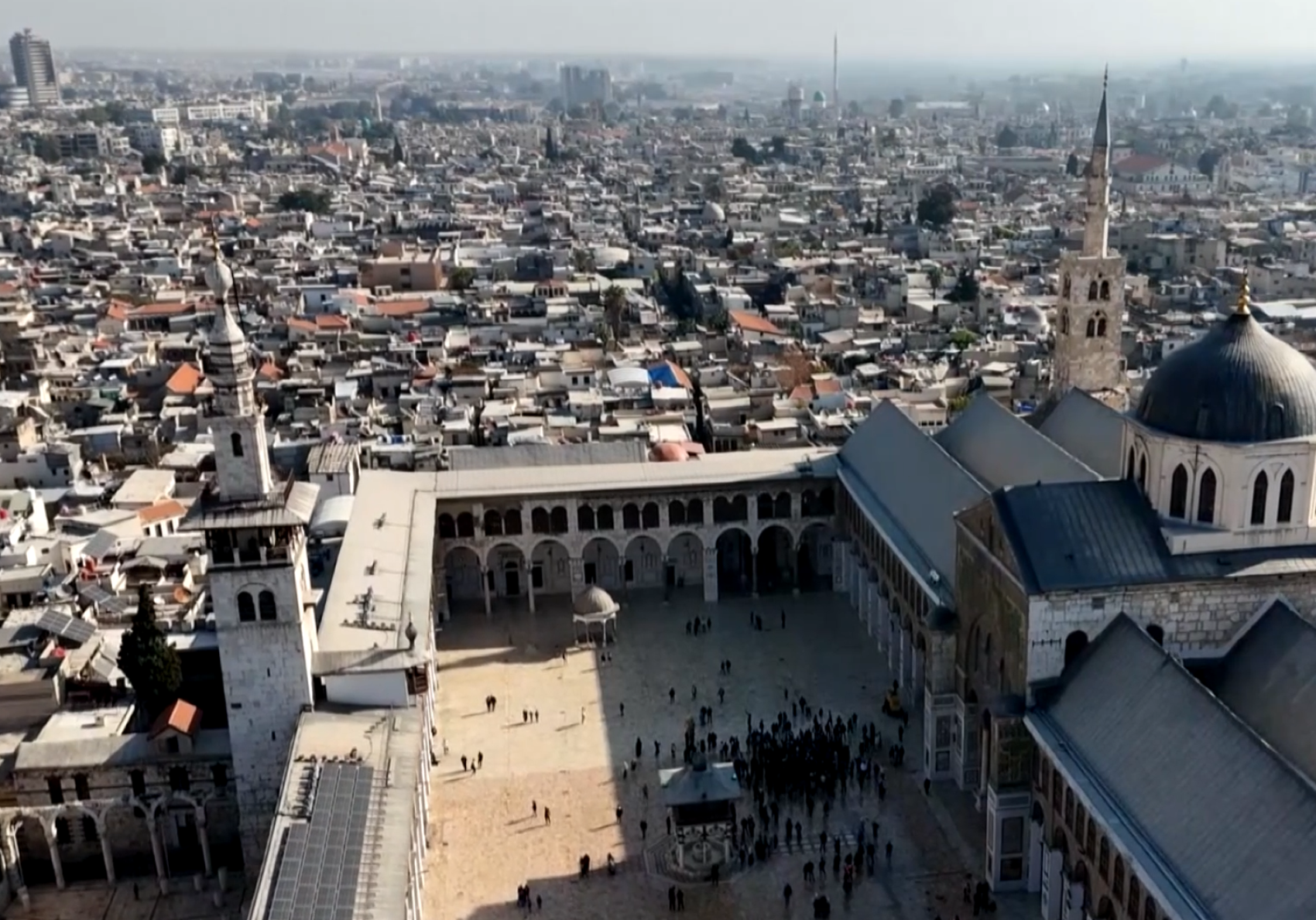 Suriyeliler Emevi Camii'ne akın ettiler: Şam’da Esad’sız ilk Cuma namazı