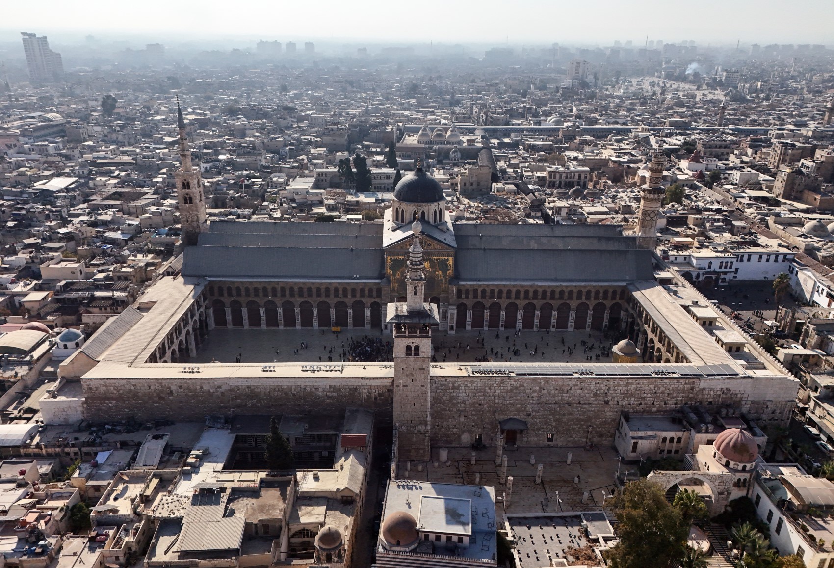 Suriyeliler Emevi Camii'ne akın ettiler: Şam’da Esad’sız ilk Cuma namazı