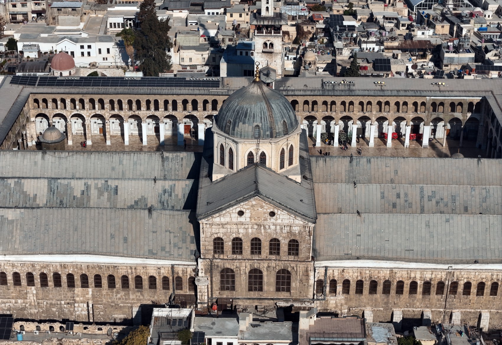 Suriyeliler Emevi Camii'ne akın ettiler: Şam’da Esad’sız ilk Cuma namazı