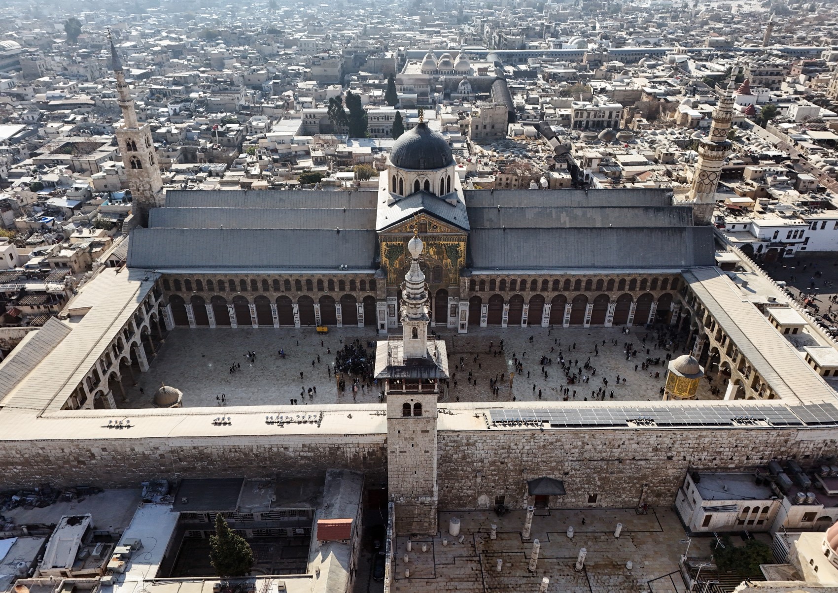 Suriyeliler Emevi Camii'ne akın ettiler: Şam’da Esad’sız ilk Cuma namazı