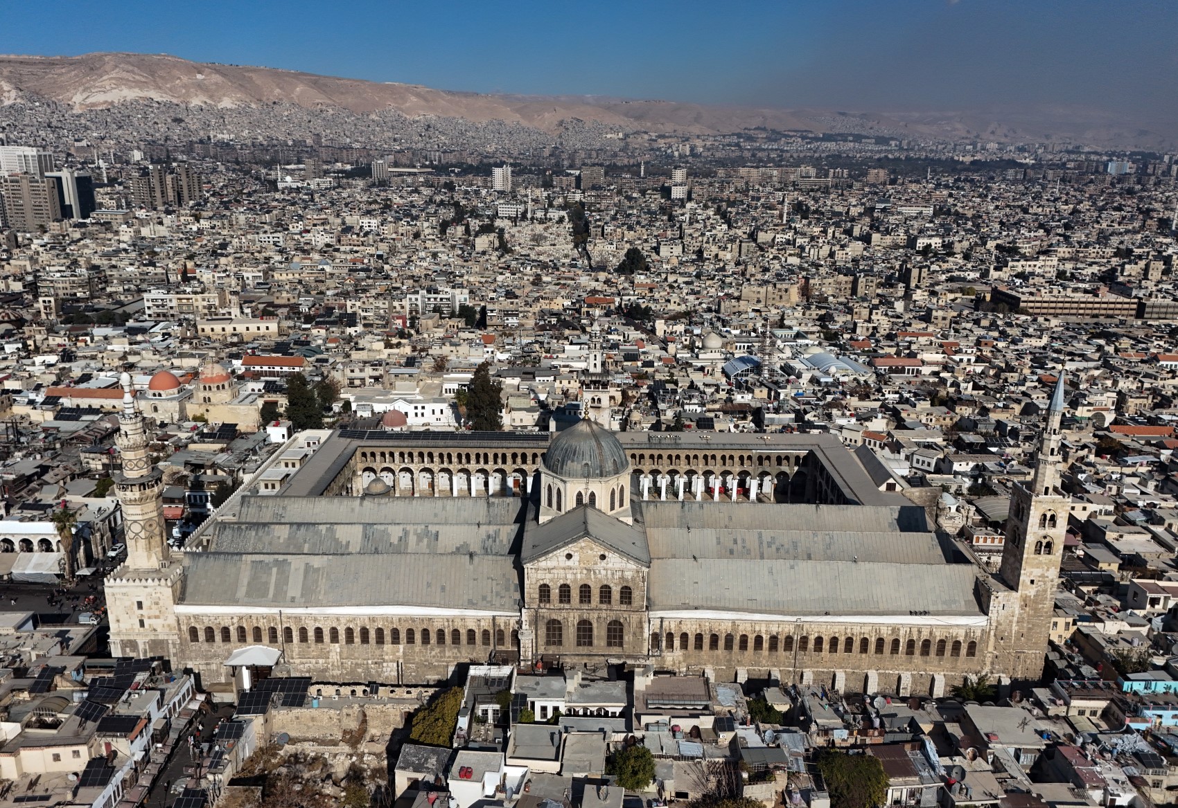 Suriyeliler Emevi Camii'ne akın ettiler: Şam’da Esad’sız ilk Cuma namazı