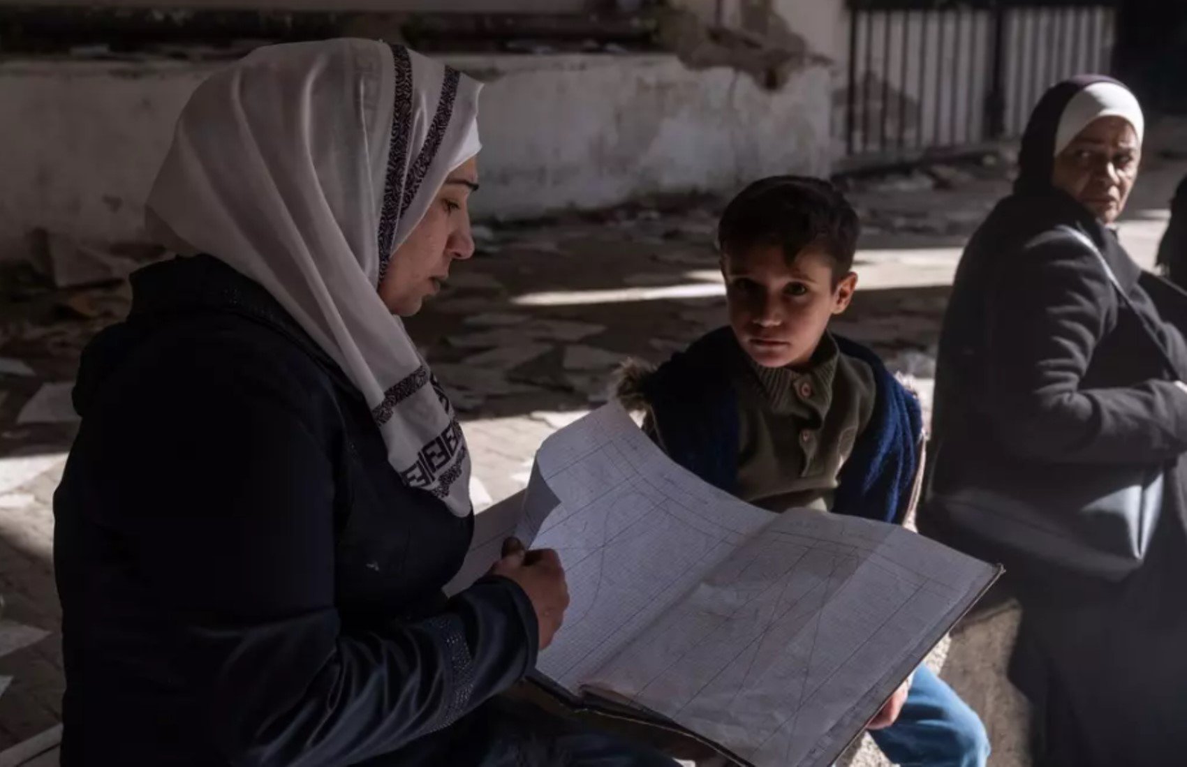 Sednaya Hapishanesi'nin zemininde ölüm izleri: Aileler kaybolan yakınlarını arıyor