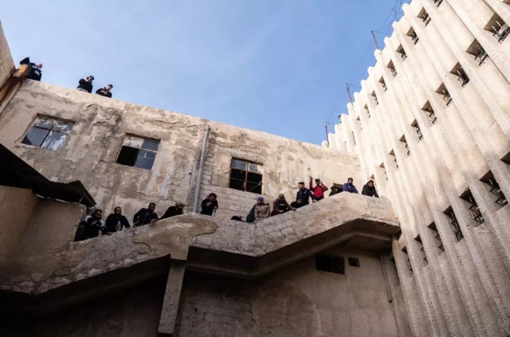 Sednaya Hapishanesi'nin zemininde ölüm izleri: Aileler kaybolan yakınlarını arıyor