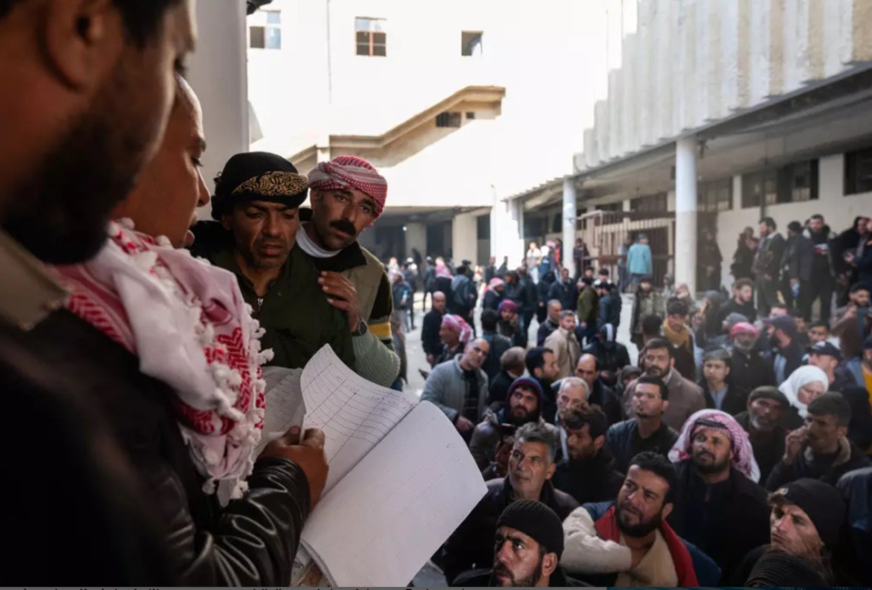 Sednaya Hapishanesi'nin zemininde ölüm izleri: Aileler kaybolan yakınlarını arıyor