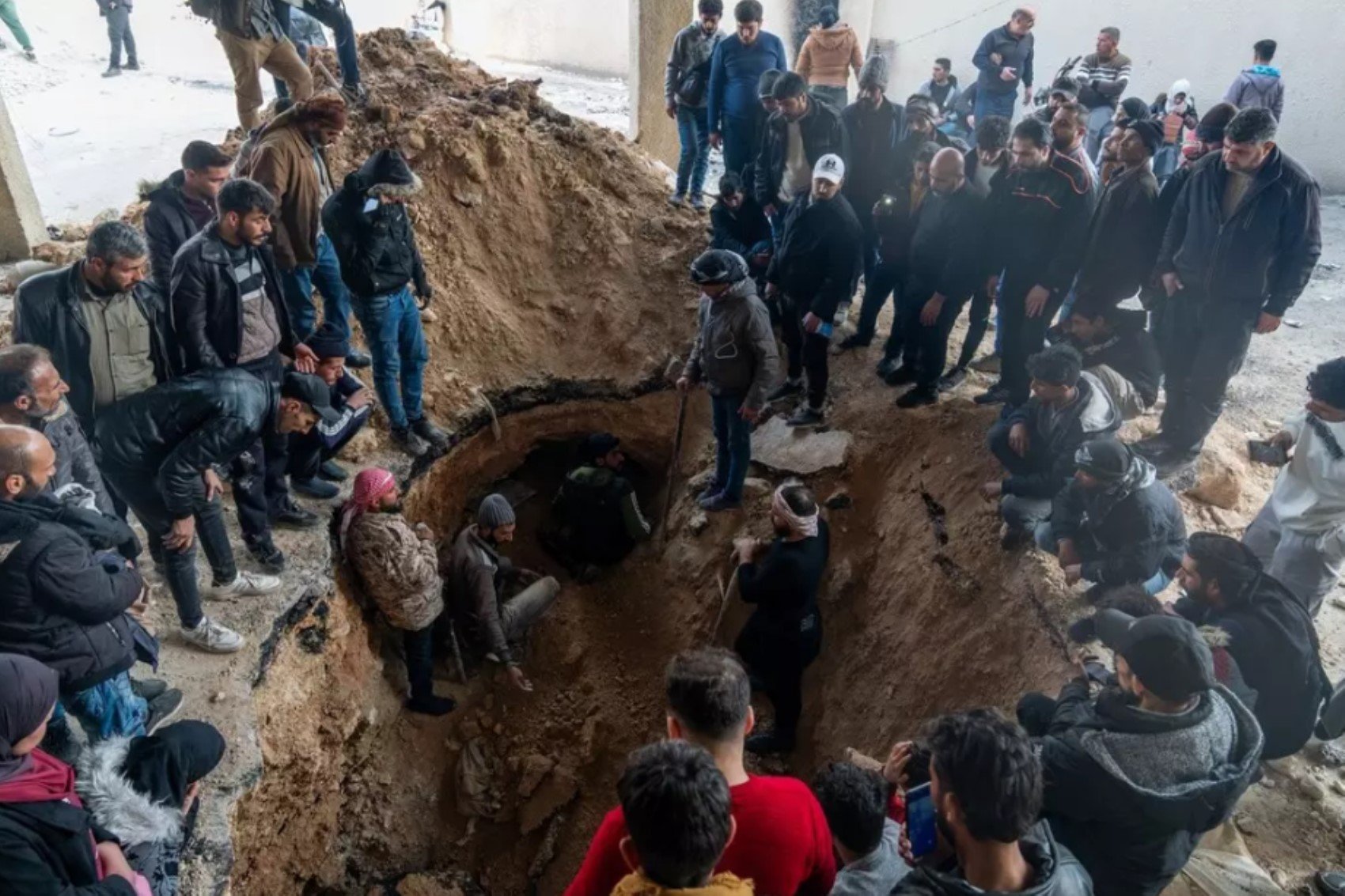 Sednaya Hapishanesi'nin zemininde ölüm izleri: Aileler kaybolan yakınlarını arıyor