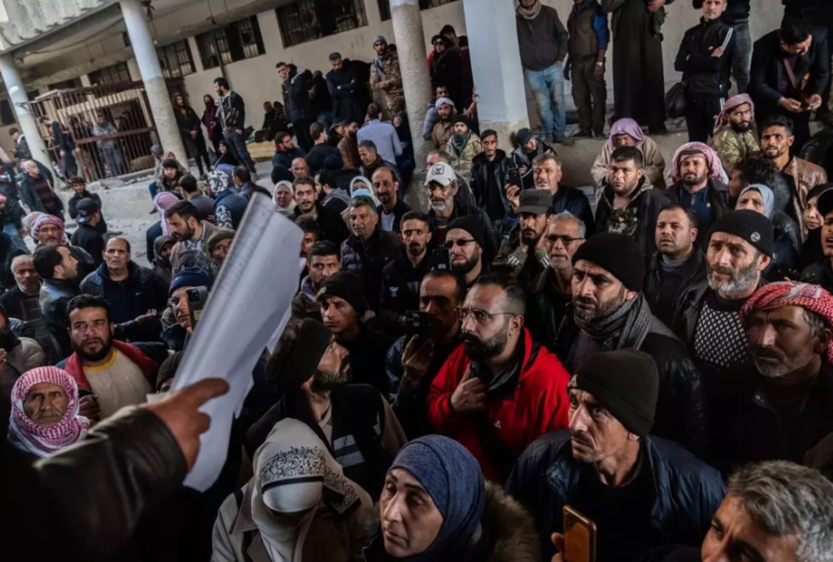 Sednaya Hapishanesi'nin zemininde ölüm izleri: Aileler kaybolan yakınlarını arıyor