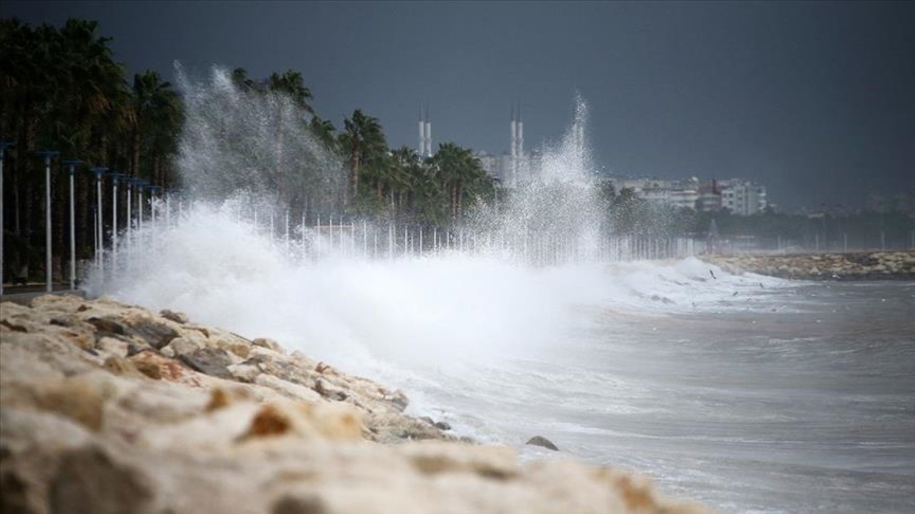 Kuvvetli fırtına geliyor: Meteoroloji saat vererek uyardı