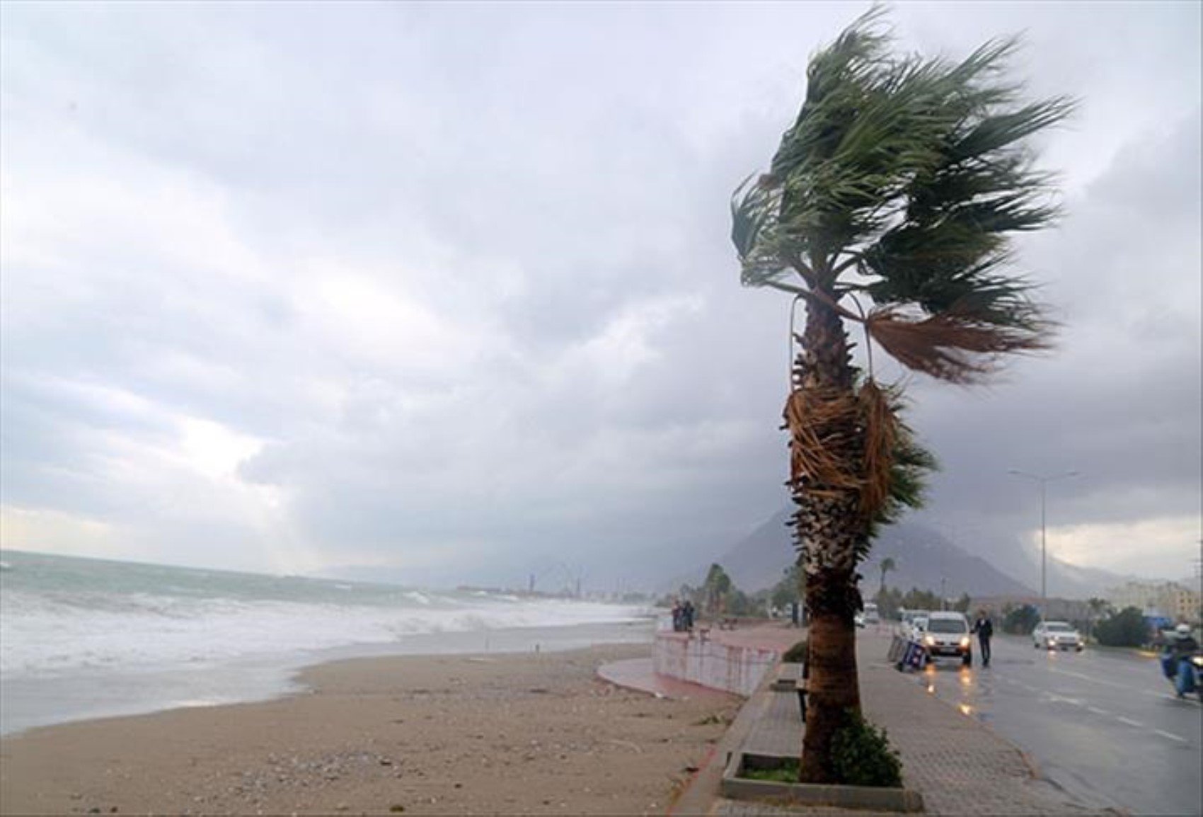 Kuvvetli fırtına geliyor: Meteoroloji saat vererek uyardı