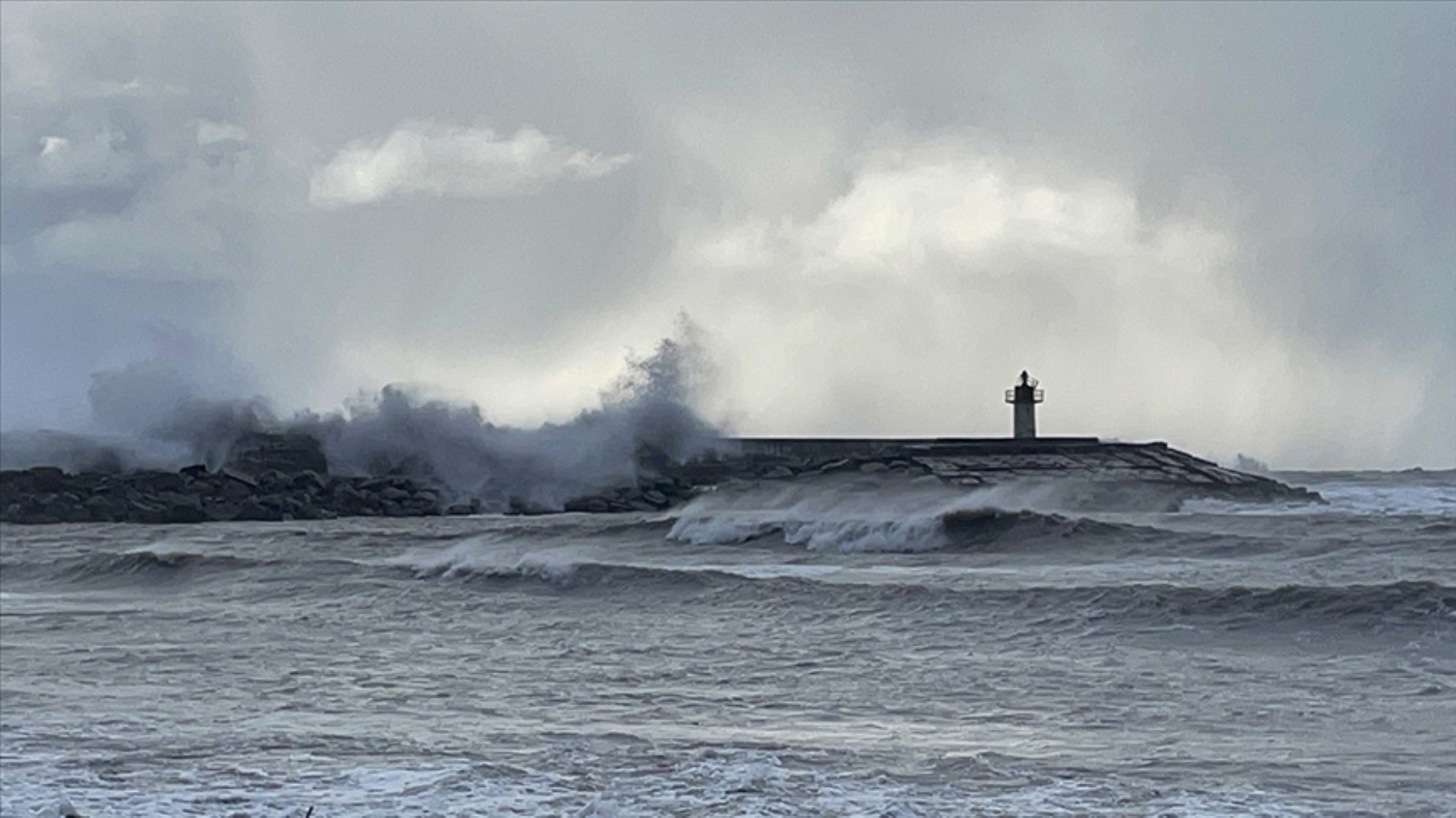 La Meteorologia avverte indicando gli orari: attenzione al rischio di scoperchiamento dei tetti e valanghe! Com'è previsto il meteo per sabato 14 dicembre?