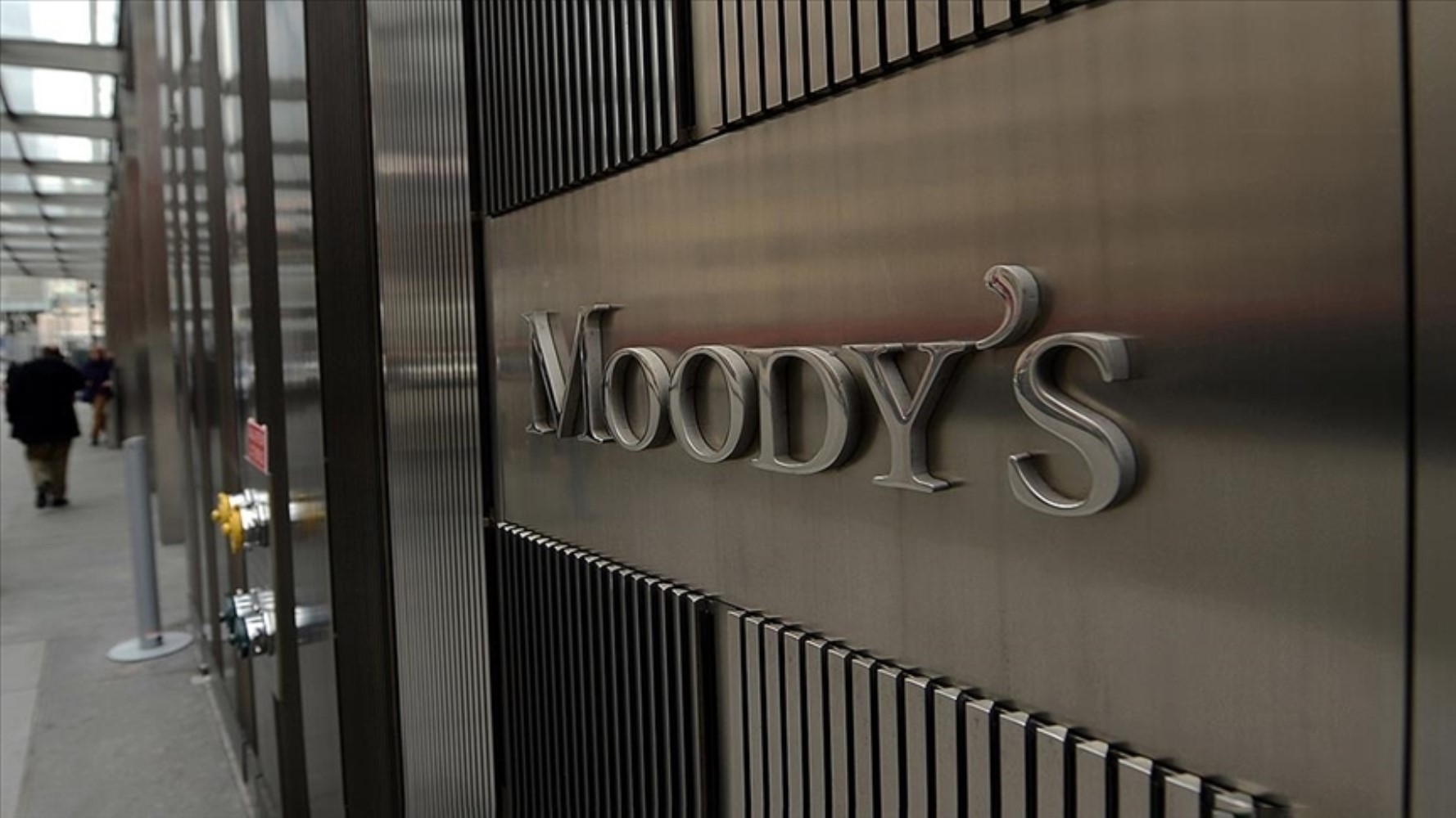 Moody's, Fransa'nın kredi notunu düşürdü