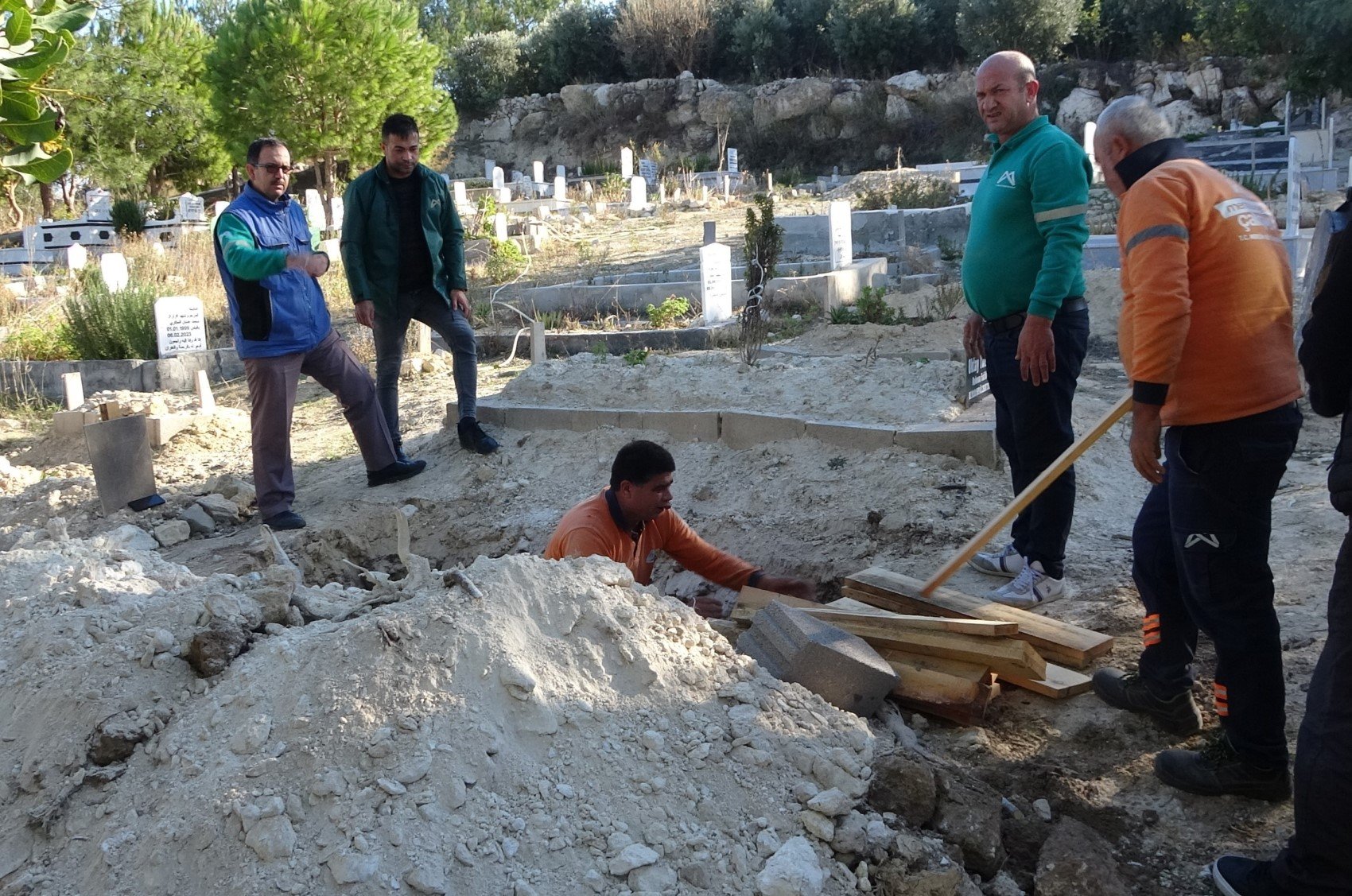 Çilli Bom’un bestecisi Kenan Küçüközcan son yolculuğuna uğurlandı: 5 kişi ile kimsesizler mezarlığına defnedildi