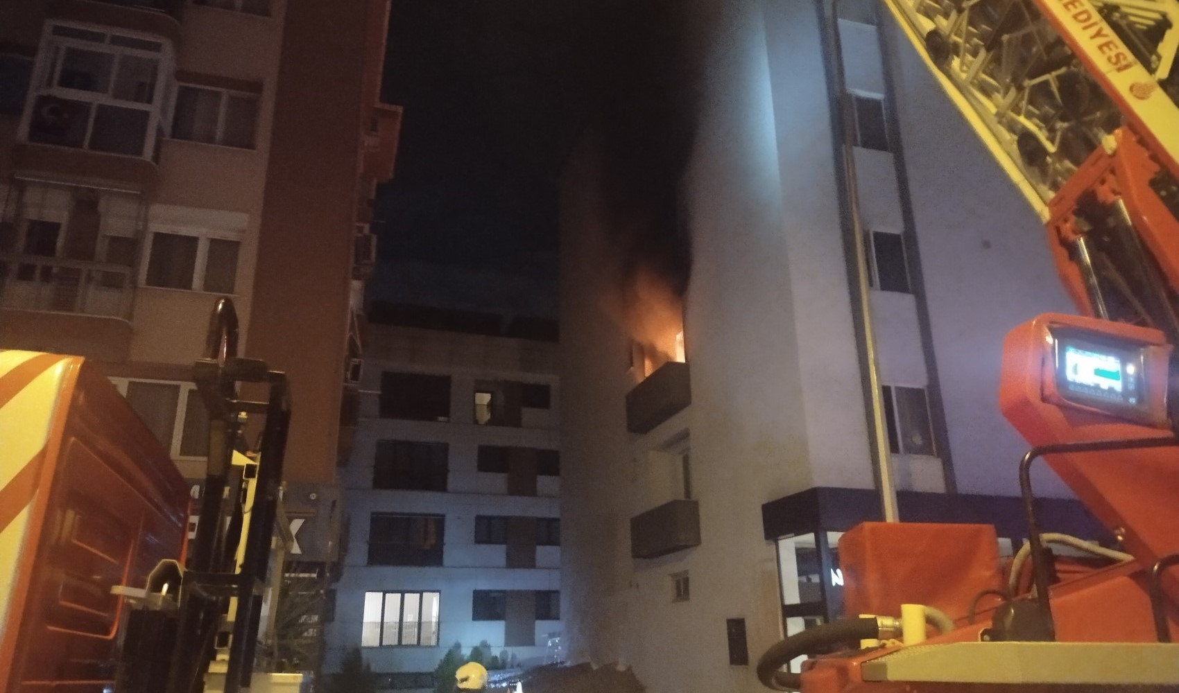 Maltepe’de 4 katlı binada yangın: 15 kişi tahliye edildi