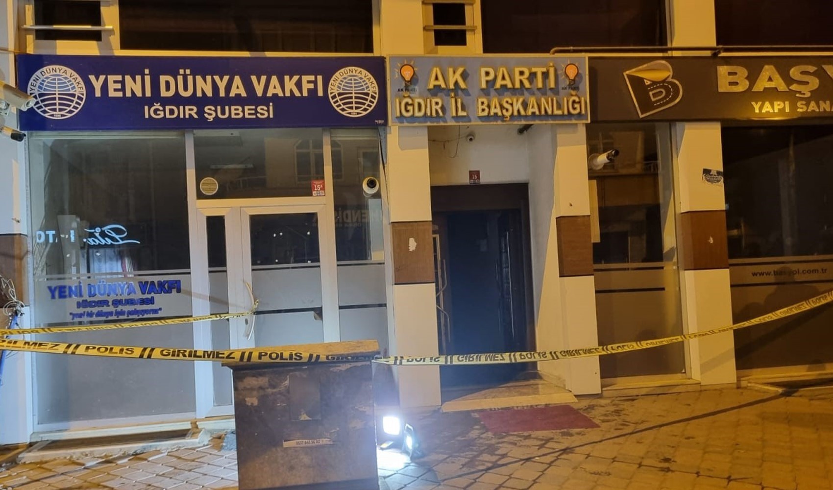 AKP il binasına molotoflu saldırı