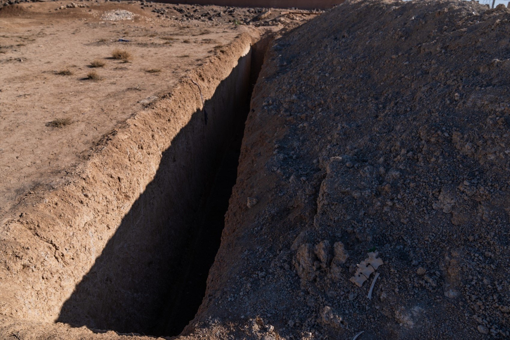 Suriye'de dehşete düşüren görüntüler! Şam yakınlarındaki toplu mezarlar görüntülendi: 'Bu bölgede 75 bin kişi gömülü'