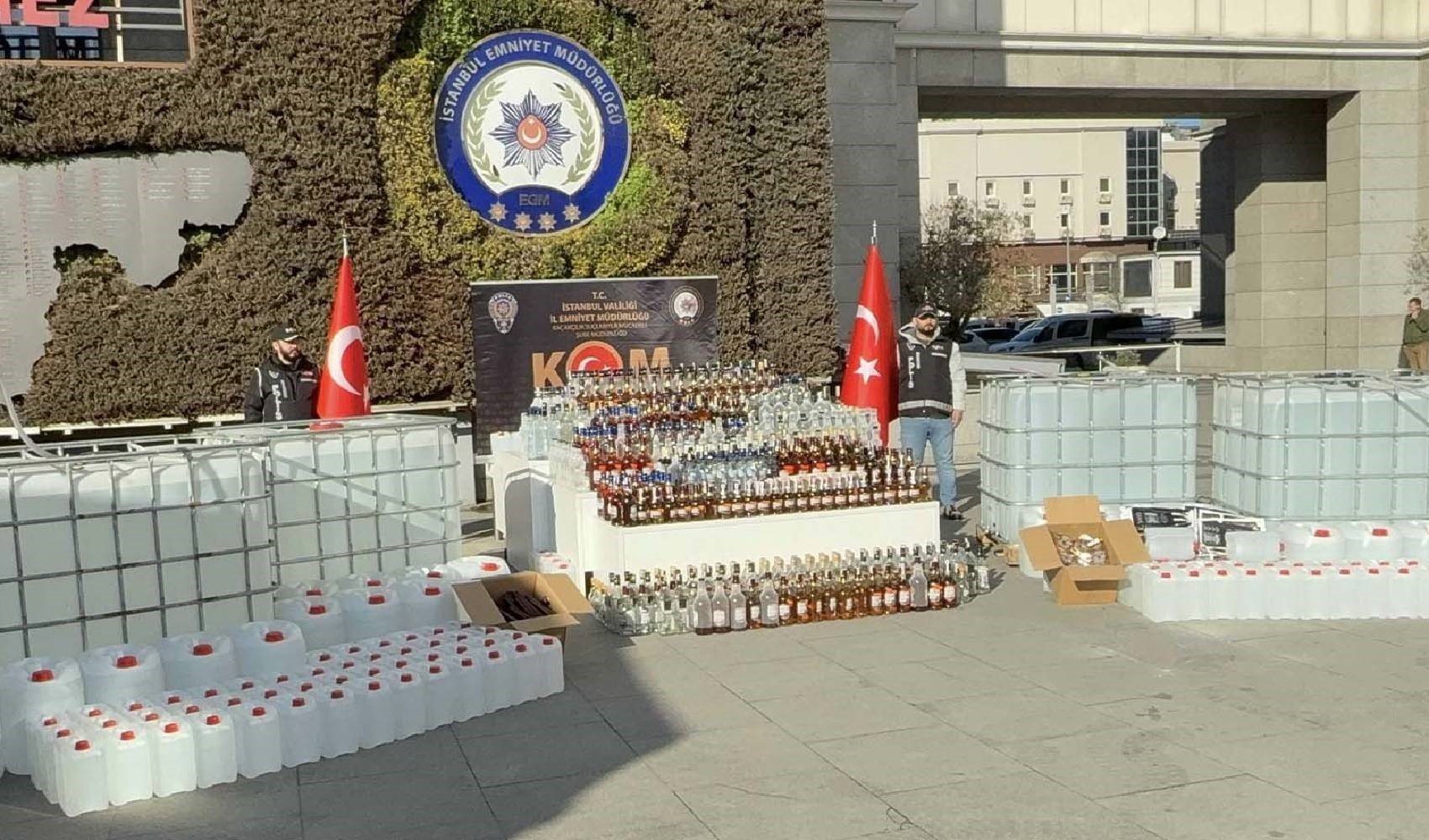 İstanbul’da ele geçirilen 17 bin 287 litre sahte içki sergilendi