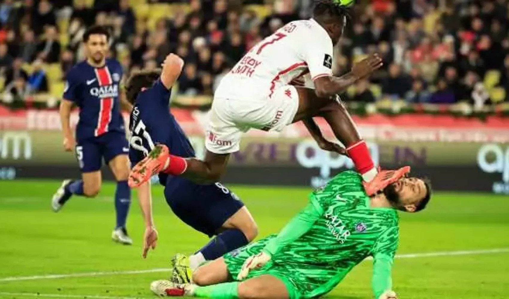 Monaco-PSG maçında korkunç müdahele: Ünlü futbolcunun yüzü parçalandı, kart bile çıkmadı