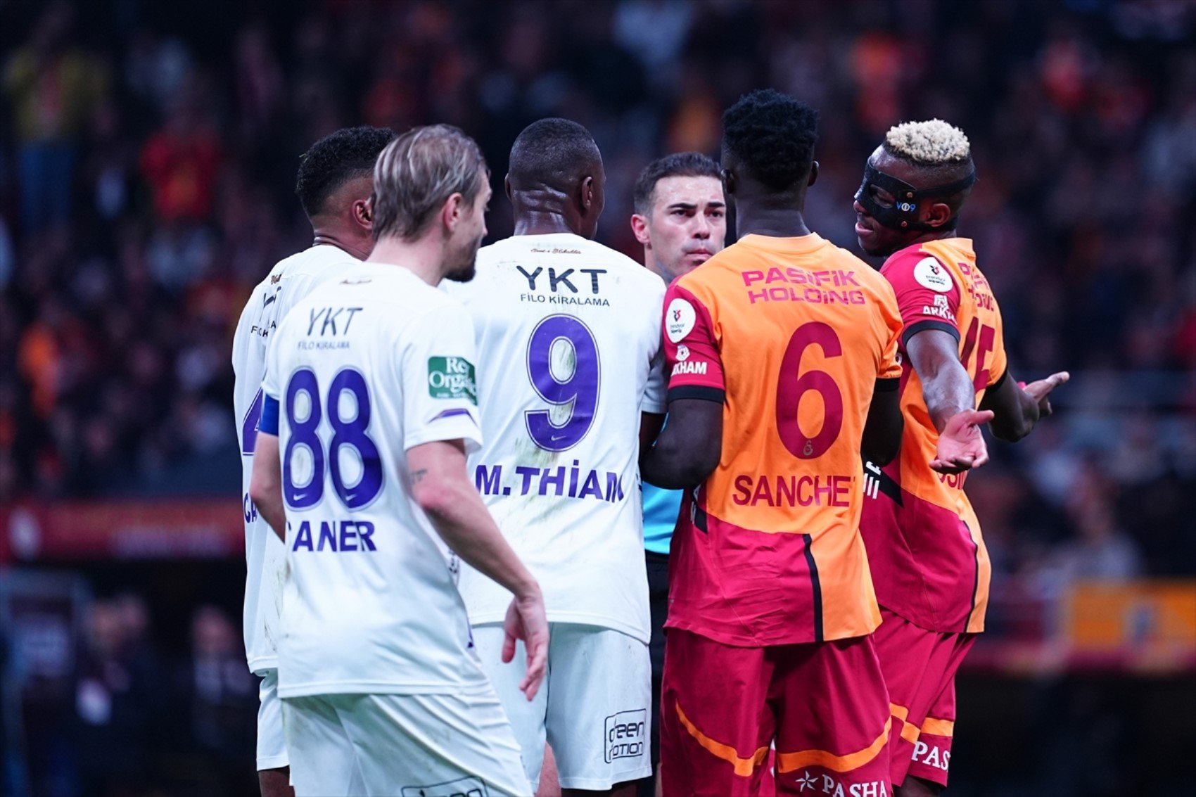 Davinson Sanchez'e kırmızı kart verilmeli miydi? Galatasaray'da Osimhen pozisyon penaltı mı? İşte Galatasaray-Eyüpspor maçındaki tüm tartışmalı kararlar