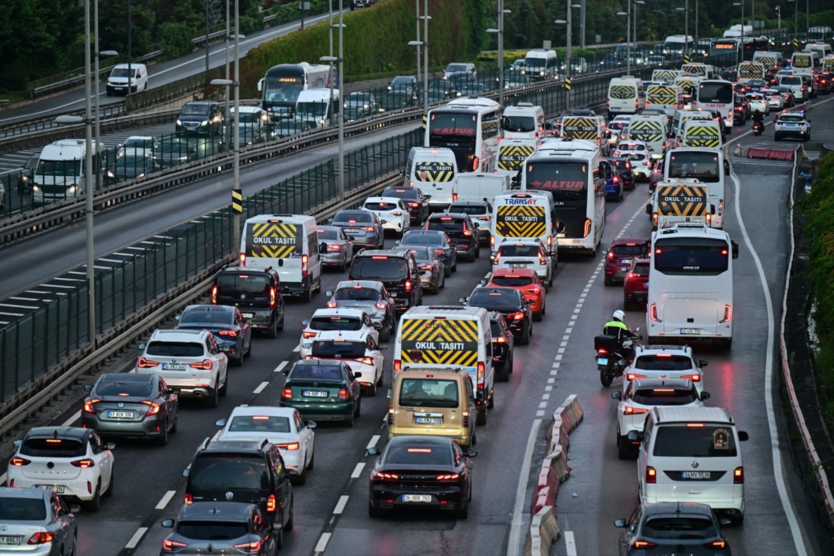 İstanbul’da yağmurla birlikte trafik felç oldu! Yoğunluk yüzde 80’e ulaştı