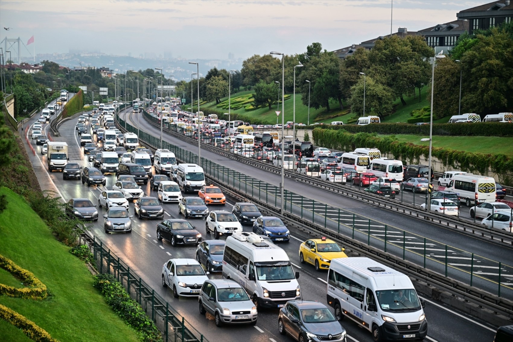 İstanbul’da yağmurla birlikte trafik felç oldu! Yoğunluk yüzde 80’e ulaştı