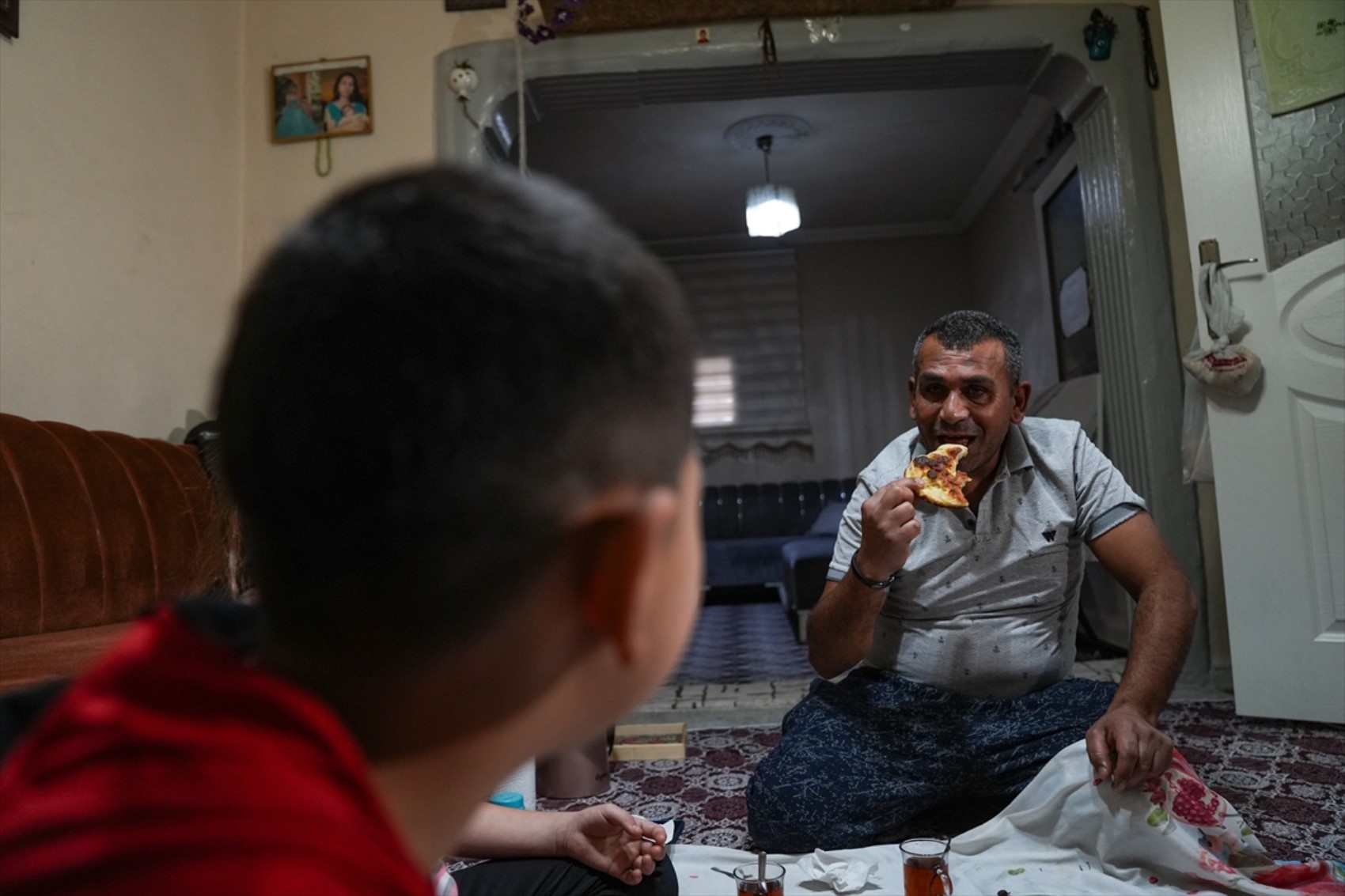 Çocuklarına yemek yaptığı görüntülerle gündem olan baba sigortalı işe başlıyor