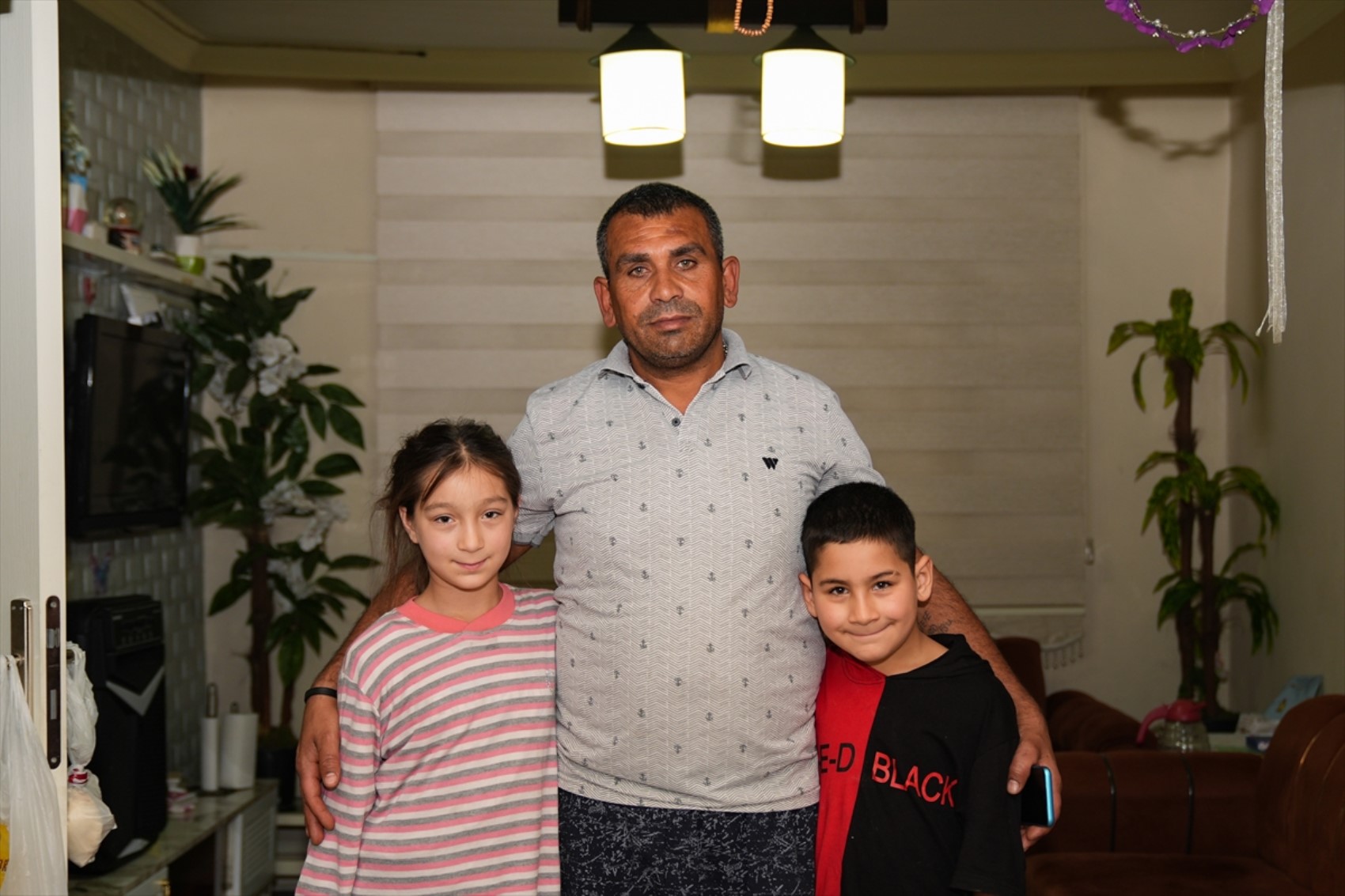 Çocuklarına yemek yaptığı görüntülerle gündem olan baba sigortalı işe başlıyor