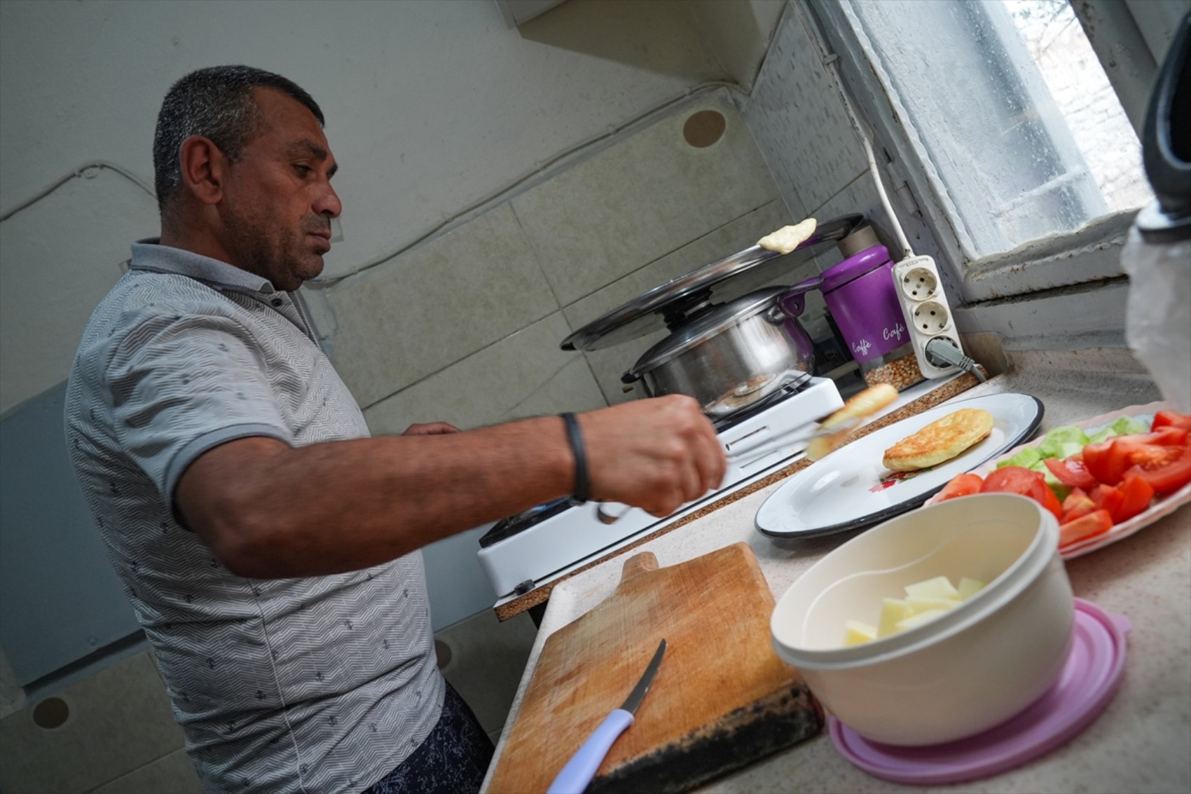 Çocuklarına yemek yaptığı görüntülerle gündem olan baba sigortalı işe başlıyor