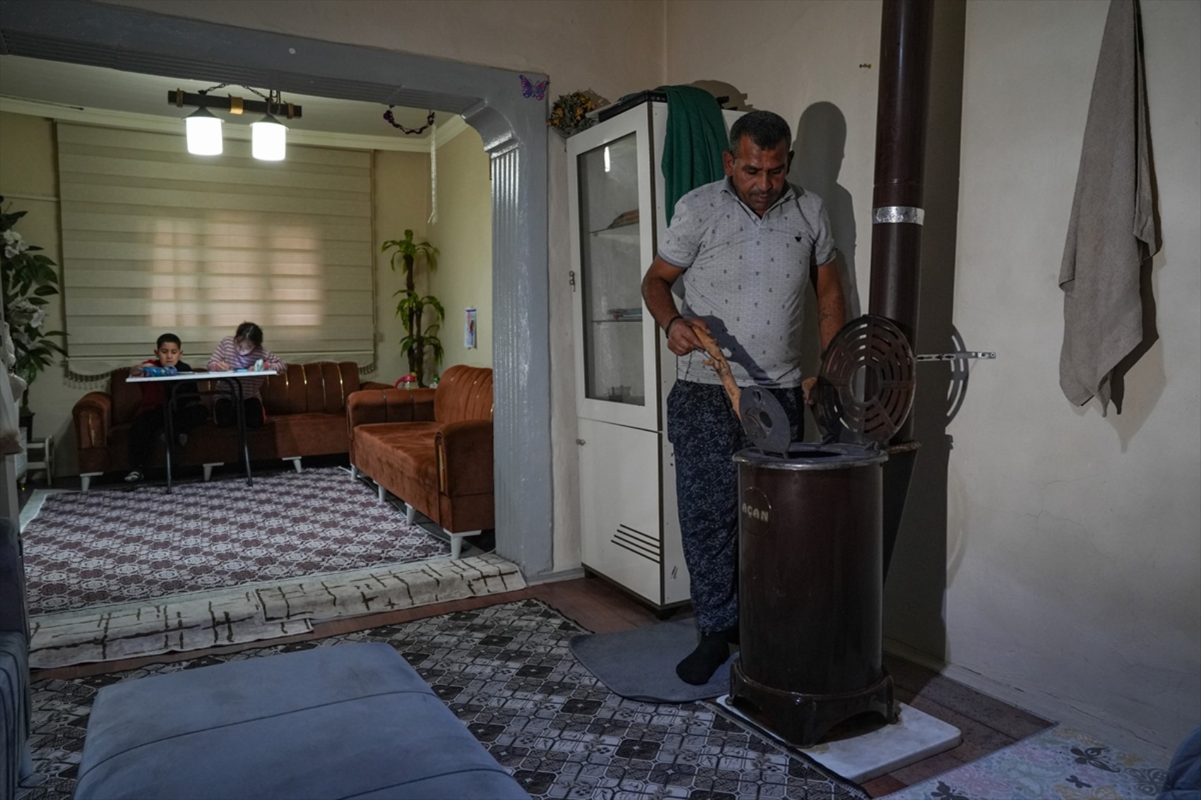 Çocuklarına yemek yaptığı görüntülerle gündem olan baba sigortalı işe başlıyor