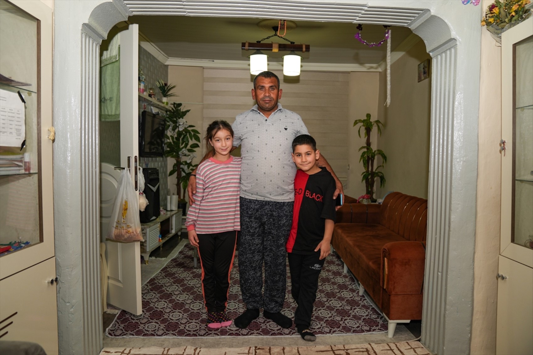 Çocuklarına yemek yaptığı görüntülerle gündem olan baba sigortalı işe başlıyor