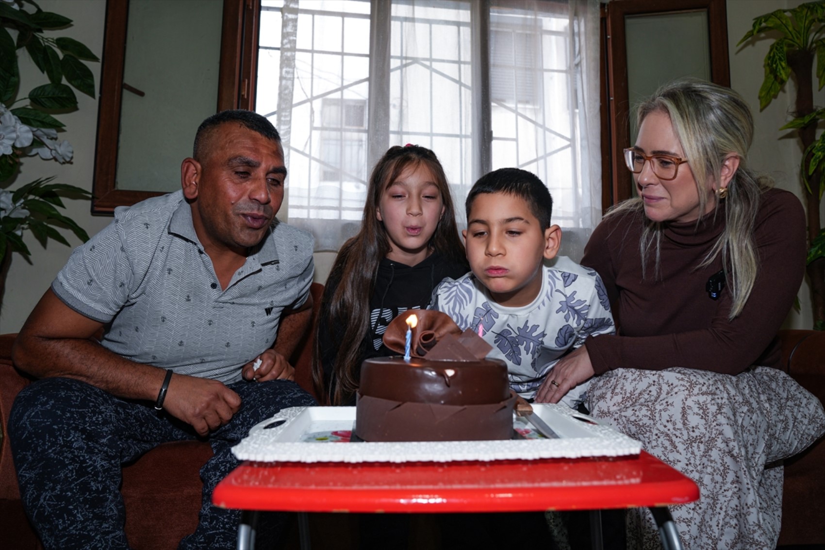 Çocuklarına yemek yaptığı görüntülerle gündem olan baba sigortalı işe başlıyor