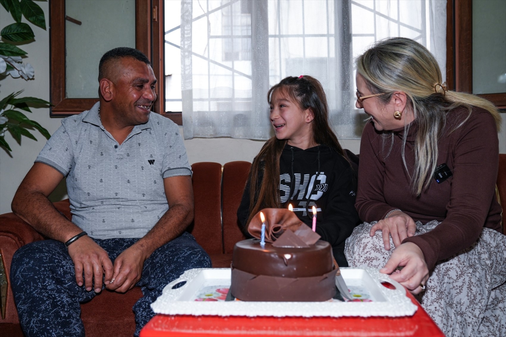 Çocuklarına yemek yaptığı görüntülerle gündem olan baba sigortalı işe başlıyor