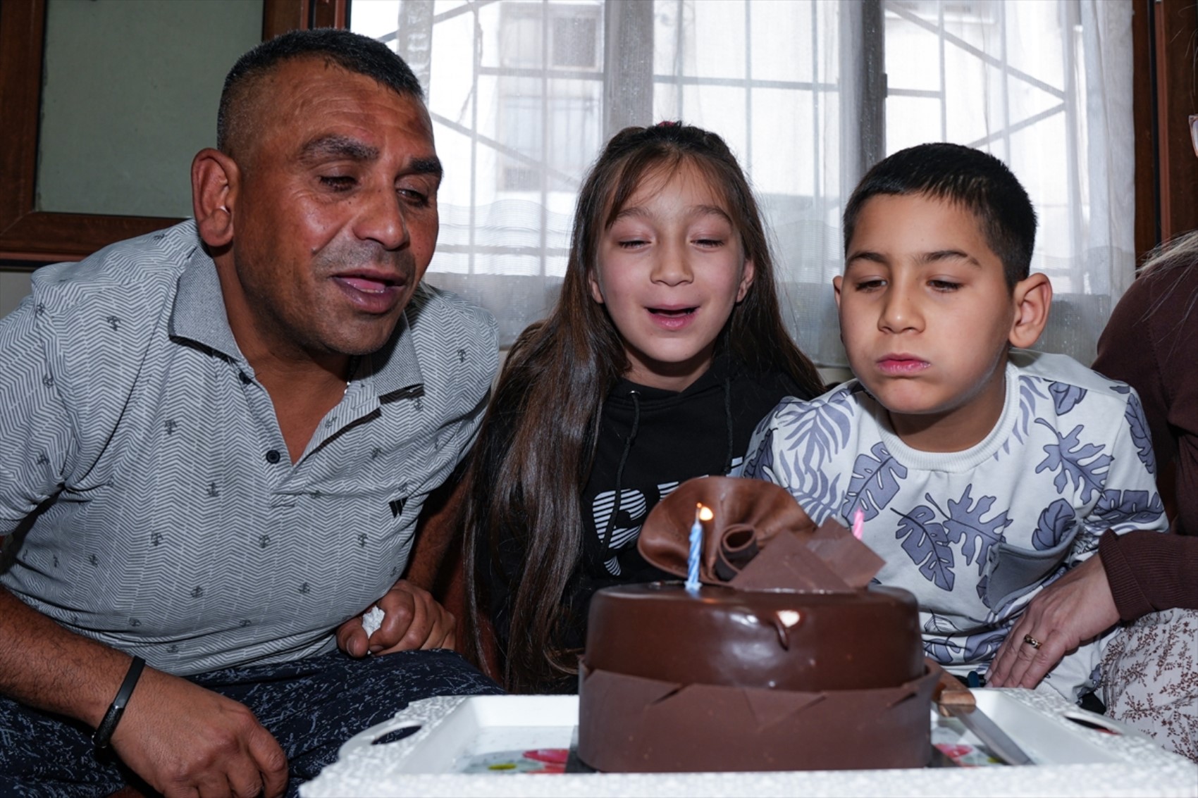 Çocuklarına yemek yaptığı görüntülerle gündem olan baba sigortalı işe başlıyor