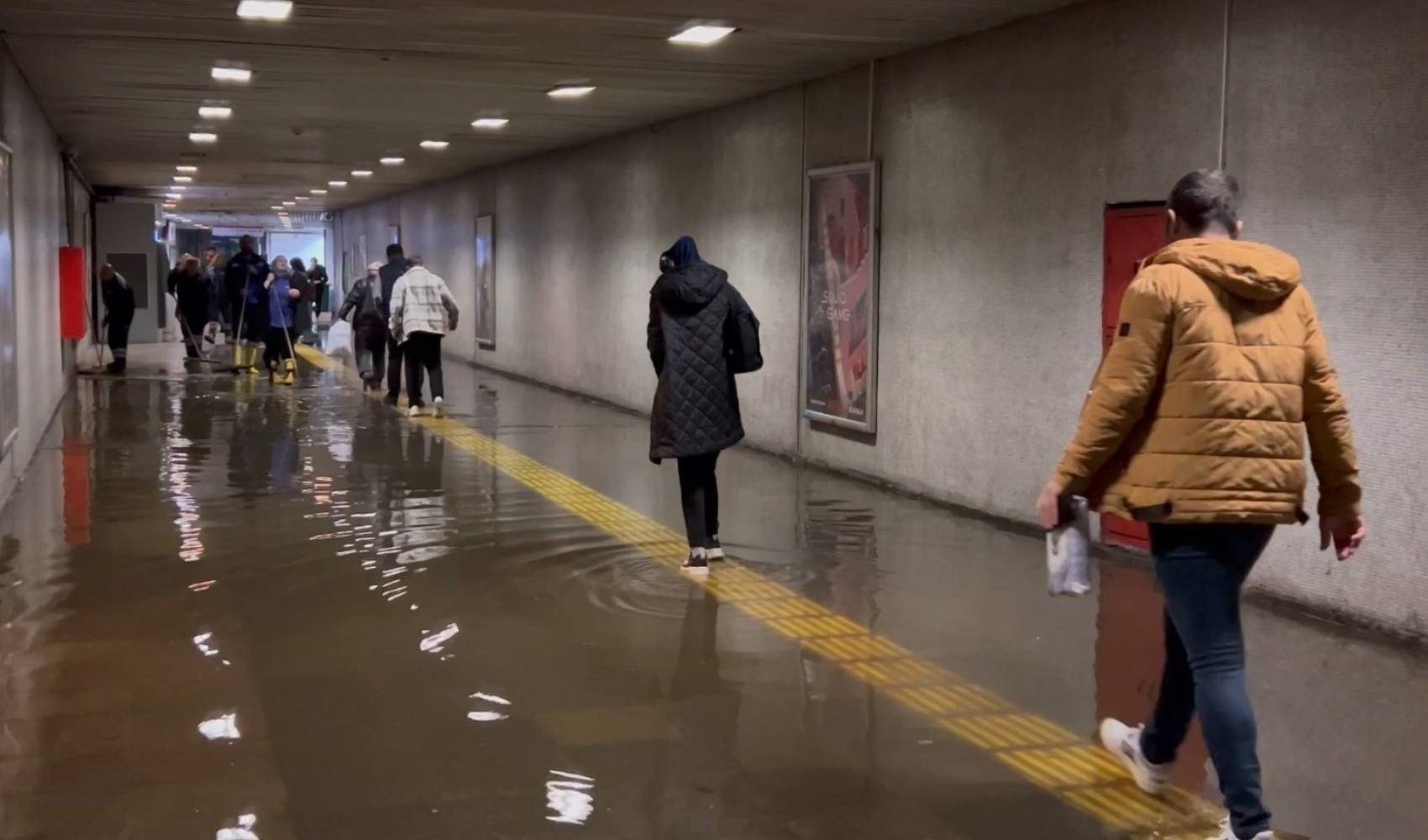 Fatih’te Metro’nun yaya alt geçidini su bastı