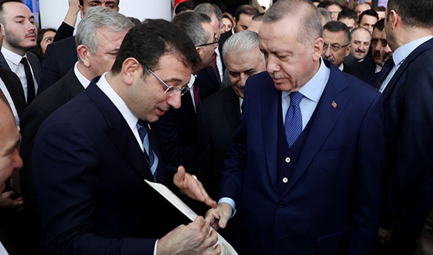 Tensione in Parlamento: il diploma di Erdoğan e İmamoğlu torna al centro del dibattito