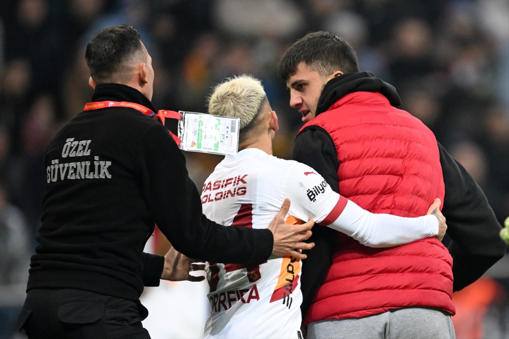 Kayserispor-Galatasaray maçında zor anlar: Sahaya giren taraftar zorla çıkarıldı