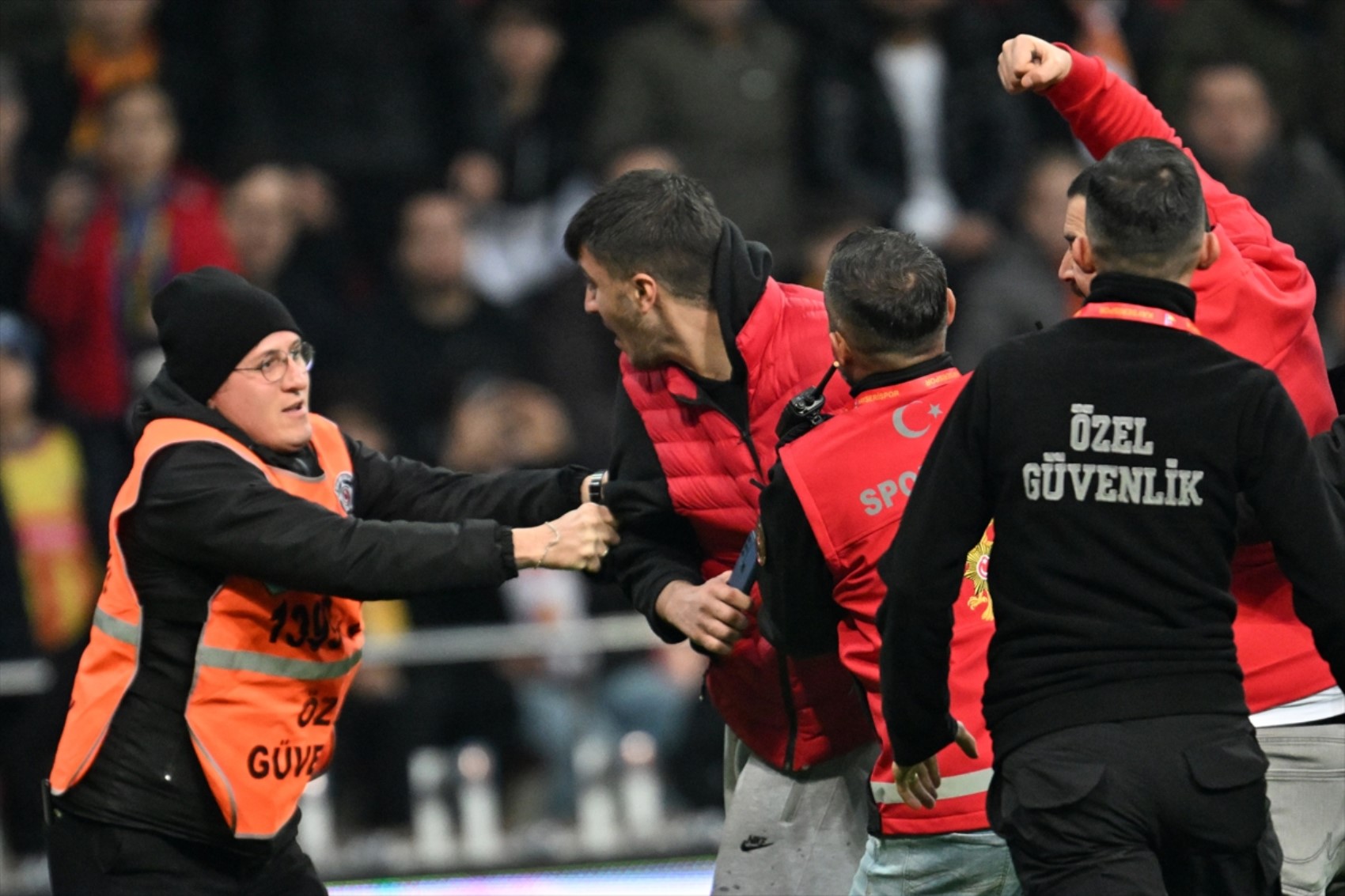 Kayserispor-Galatasaray maçında zor anlar: Sahaya giren taraftar zorla çıkarıldı