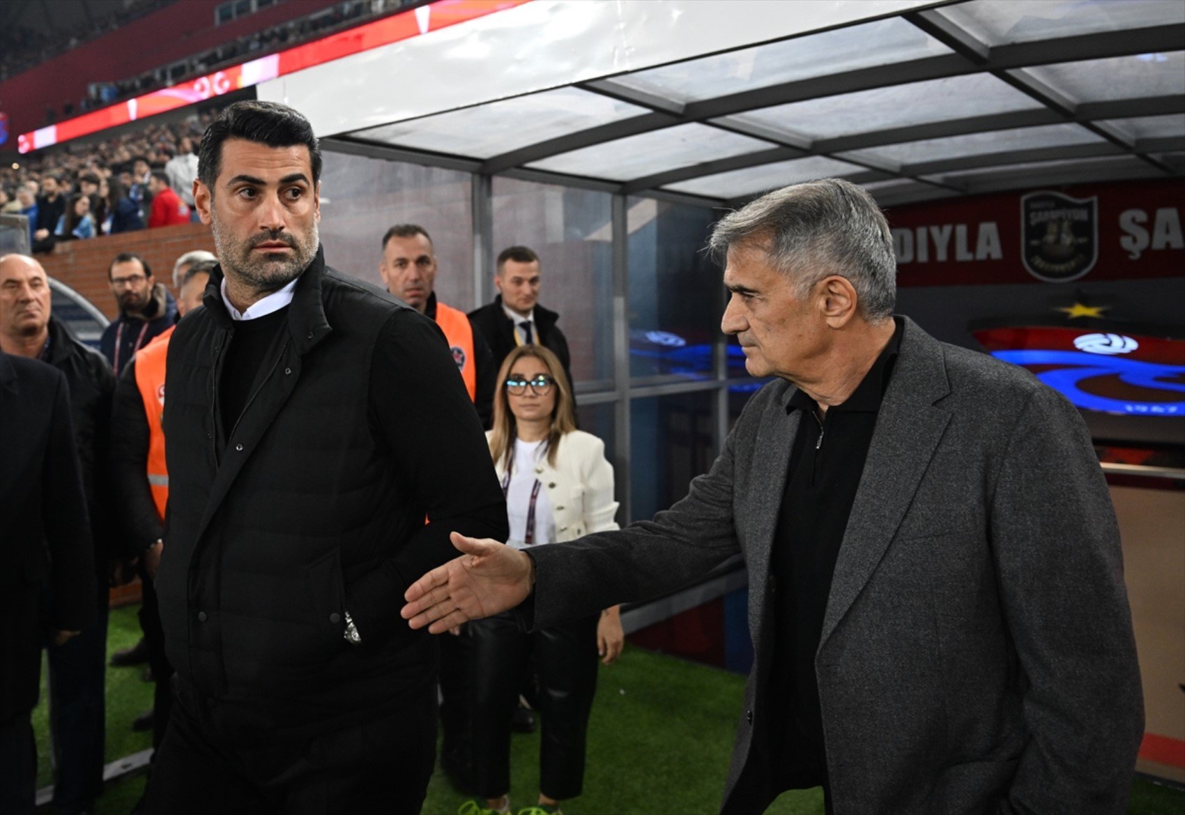 Şenol Güneş ve Volkan Demirel gerginliğine sert yorumlar! 'Adam değilsin, haddine mi?'