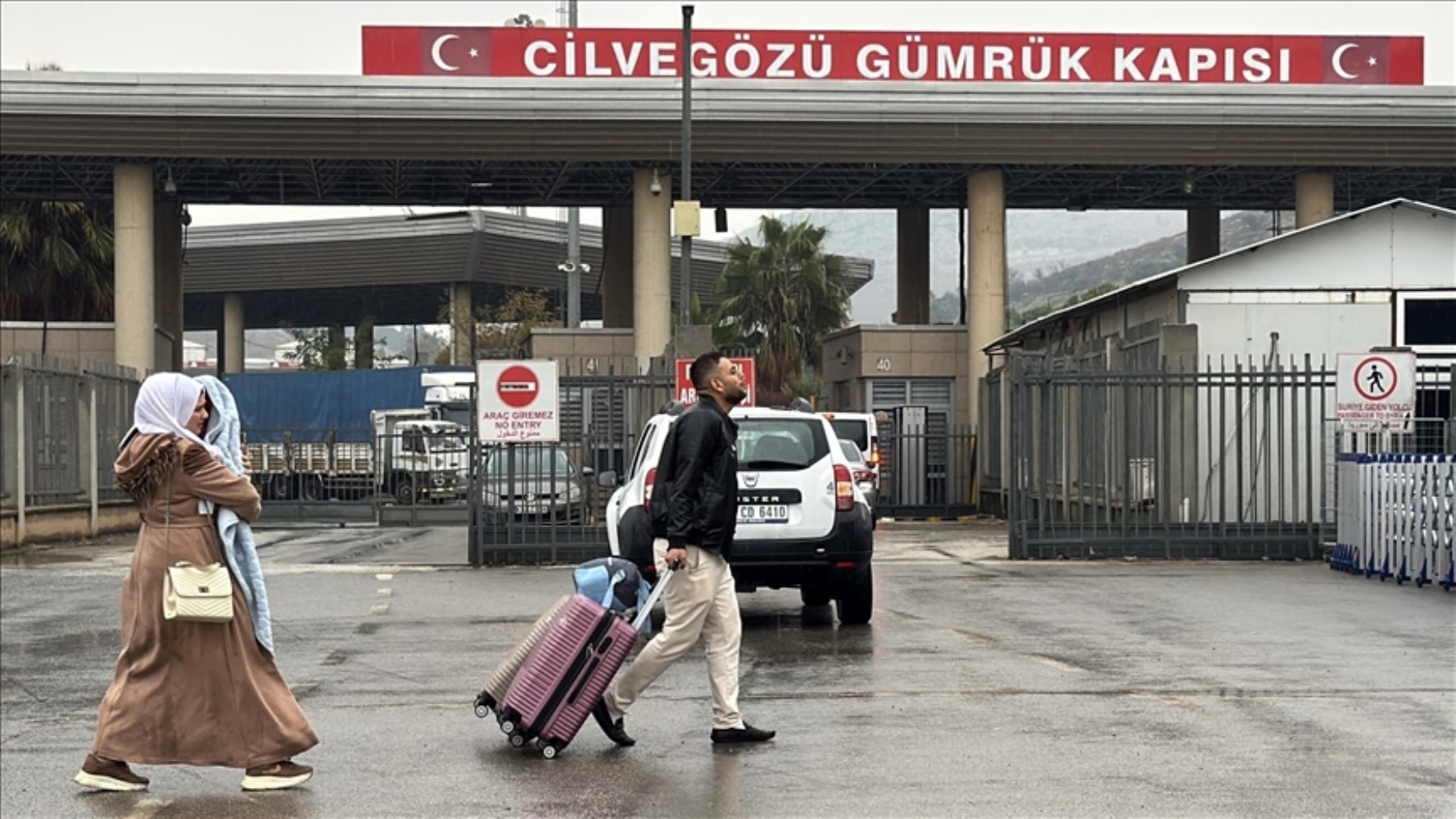 Ali Yerlikaya, ülkelerine dönen Suriyeliler'in sayısını açıkladı! Türkiye'de kayıtlı kaç Suriyeli var?