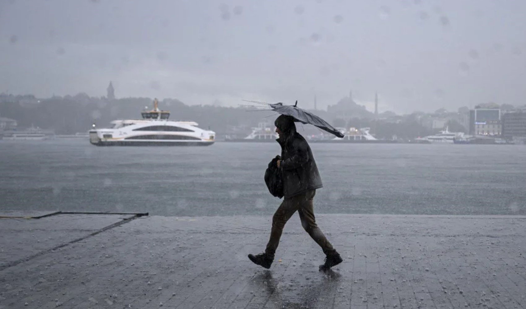 Bugün hava nasıl olacak? Meteoroloji'den 30 kente sarı ve turuncu kodlu uyarı! İşte il il 24 Aralık Salı hava durumu...