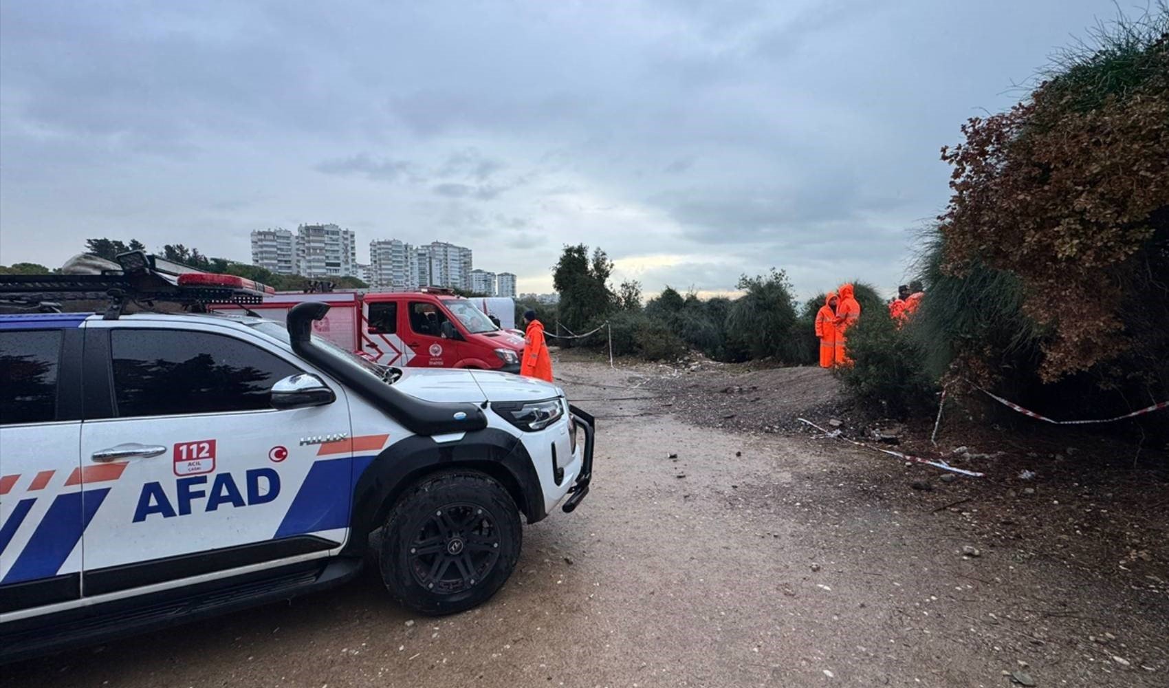 Antalya'da otomobille falezlerden denize düşüp kaybolan kişi hala aranıyor